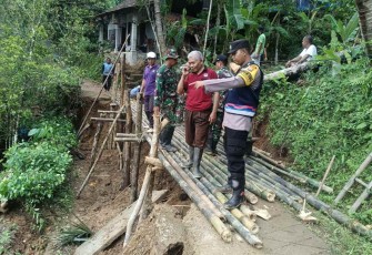 Gotong royong perbaiki akses jalan desa terdampak longsor 