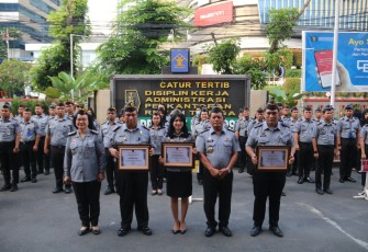Poto Bersama Usai Apel Pagi Sekaligus Berikan Penghargaan Pegawai Berprestasi.