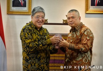 Menhub Dudy Purwagandhi bersama Dubes Jepang Yasushi Masaki di Jakarta, Senin (2/12)