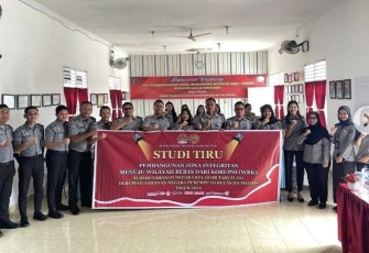 Foto bersama kunjungan Rutan Kelas IIB Tarutung 
