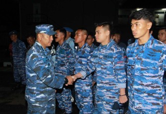 Danlanud Husein Sastranegara Kolonel Pnb Alfian saat melepas keberangkatan personel cepat tanggap bencana alam ke Desa Kadupandak Kabupaten Cianjur, Rabu (4/12)