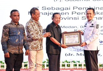 Pj Gubernur Sumut Agus Fatoni saatenerima penghargaan dari organisasi buruh di Medan, Rabu (4/12)