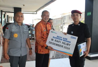 Dipimpin Kadiv Keimigrasian Kemenkumham Sumut Yen Wely Wiguna Rumah Detensi Medan Gelar Apel Pagi Sekaligus Berikan Penghargaan Pegawai Teladan.