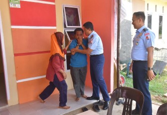 Komandan Lanud RHF Kolonel Pnb Andi Nur Abadi S.T.,M.M Memberikan Kejutan kepada Orangtua dari Siswa yang Melaksanakan Pendidikan Bintara PK TNI AU Gel.II Tahun 2024 Kabarkan Kelulusan.