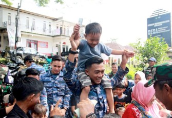 Trauma healing prajurit Lanud Husein Sastranegara untuk anak-anak terdampak bencana alam di Kabupaten Cianjur, Sabtu (7/12)