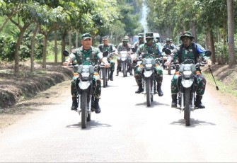 Pangdivif 2 Kostrad Mayjen TNI Susilo mendampingi Aslat Kasad Mayjen TNI Jonathan Binsar Parluhutan tinjau Ancab YTP 411/Pandawa di Bondowoso, Minggu (8/12)