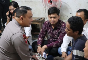 Wakapolrestabes Medan Kunjungi Orang Tua Korban di Kediaman Rinaldi Simarmata.