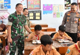 Kasrem 081/DSJ Letkol Inf Meina Helmi saat uji coba makan gratis serentak di SDN 1 Surodikraman Kabupaten Ponorogo, Jum'at (13/12)