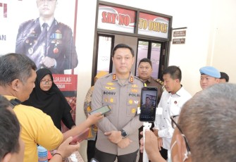 Kapolres Lamongan AKBP Bobby A Condroputra saat memberikan keterangan pers, Sabtu (14/12)
