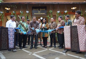 Wamenkop Ferry Juliantono saat meresmikan showroom di Surakarta 