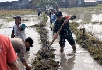 Gotong-royong bantu warga pulihkan saluran air