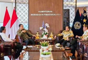 Wamen Imigrasi dan Pemasyarakatan Silmy Karim bersama Bambang Soesatyo di Jakarta, Selasa (17/12)