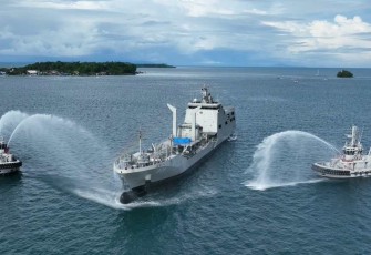 Tradisi penyambutan armada masuk jajaran Koarmada III Sorong, KRI Balongan-908, Selasa (17/12)