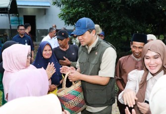 Mentrans M Iftitah Sulaiman mengunjungi kawasan transmigrasi Dadahub di Kabupaten Kapuas, Kalteng, Kamis (19/12)