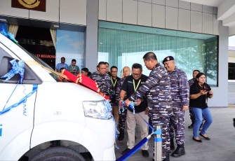 Pangkoarmada III Laksda TNI Hersan saat menerima hibah mobil ambulance di Sorong, Jum'at (20/12)