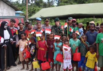 Pembagian kado natal untuk anak-anak di kampung Kumurkek, Senin (23/12)