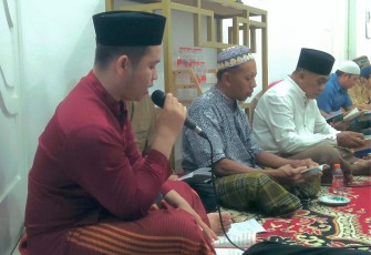 Tampak Al Ustadz Azhar Lubis S.Pd Lantunkan Bacaan Alquran pada Gelaran Majelis Taklim di Kediaman Hendra Kurniawan ST