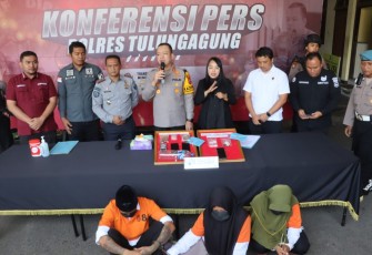 Kapolres Tulungagung AKBP Muhammad Taat Resdi saat konferensi pers, Jum'at (27/12)