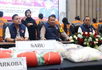 Kabid Humas Polda Jatim Kombes Dirmanto saat memberikan keterangan pers, Senin (30/12)