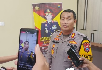 Kabid Humas Polda Jatim Kombes Dirmanto saat memberikan keterangan pers 