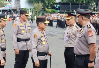Kapolda Metro Jaya Irjen Karyoto saat memberikan ucapan selamat kenaikan pangkat anggotanya, Selasa (31/12)