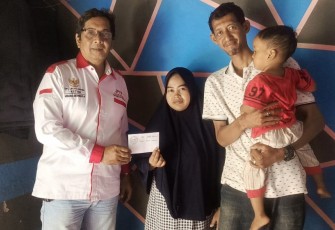 Ketua JPKPN DPC Kota Depok, Muhamad Antonius SH saat mengunjungi kediaman pengurusnya dan memberikan bantuan sosial, Selasa (31/12)