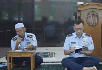 Danlanud Iswahjudi Marsma TNI Firman Dwi Cahyono, M.A., saat doa bersama di Masjid Nurul Jannah, Rabu (3/1)