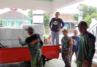 Pendistribusian logistik pemilu di Desa Winong