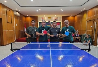 Pertandingan persahabatan tenis meja Favehotel Solo dengan Kodim 0726/Sukoharjo 
