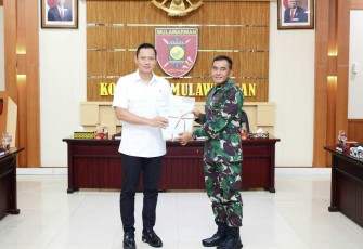 Menteri AHY saat menyerahkan sertifikat tanah markas Kogabwilhan II Kabupaten Kutai Kartanegara, Rabu (28/2)