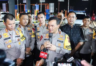 Kapolda Jateng Irjen Pol Ahmad Luthfi saat memberikan konferensi pers di GT Kalikangkung, Minggu (7/4)