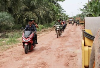 Tinjau progres pengerjaan jalan TMMD naik sepeda motor 