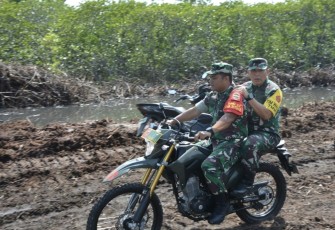 Dansatgas TMMD kw-120 Kodim 0211/TT Letkol Inf Jhon Patar Banjarnahor berboncengan dengan Ketua Tim Wasev Brigjen TNI M.Simanjuntak meninjau lokasi TMMD di Kelurahan Pondok Batu, Kabupaten Tapanuli Tengah, Selasa (28/5)