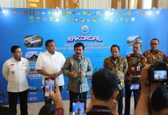 Menko Polhukam Hadi Tjahjanto saat memberikan keterangan pers di Jakarta, Kamis (6/6)