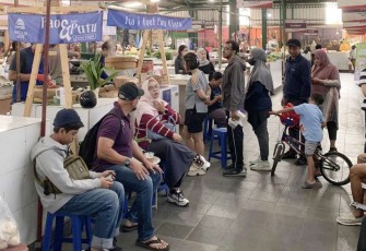 Antrian pengunjung Kedai Pao dan Kueh Putu Angin Laot di pasar Klojen, Kota Malang, Sabtu (7/9)