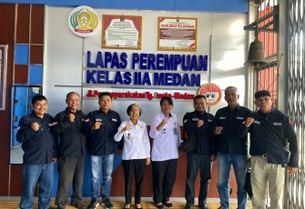 Tim Media Unit Kanwil Kemenkumham Sumut Lakukan Poto Bersama Kalapas Perempuan Medan.
