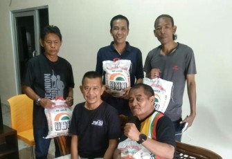 Ketua Pewarta Berikan Sembako kepada Anggota.