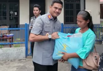 Rutan Pangkalan Brandan Erwin Siregar Sedang Membagikan Paket Sembako.