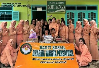 DWP Pangkalan Brandan Lakukan Poto Bersama Usai Pemberian Paket Sembako kepada Keluarga WBP.