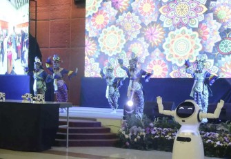 Pertunjukan Tari Greget Mpok khas Depok dalam acara Depok Media Arts Summit 2024, di Ballroom Hotel Bumi Wiyata, Sabtu (07/12/24)