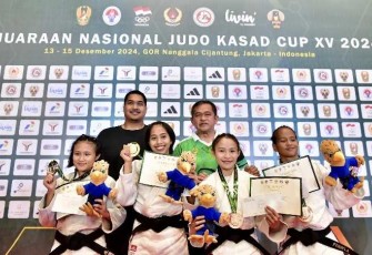 Menpora Ario Bimo Nandito Ariotedjo foto bersama atlet judo di Jakarta, Minggu (15/12)