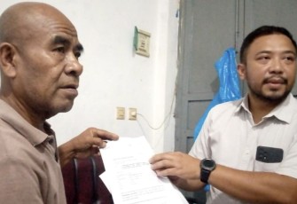 Ahmadi warga Kelurahan Mampang bersama Kuasa hukum Purwo Susanto memberikan keterangan dikediamannya, Selasa (17/12)