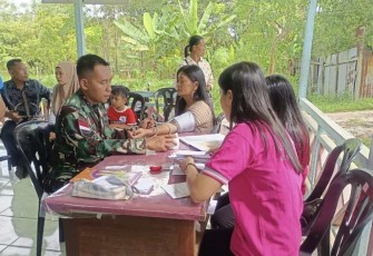 Personel satgas Yonzipur 5/ABW saat memberikan layanan kesehatan di perbatasan, Rabu (18/12)