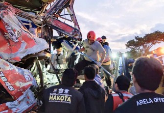 Evakuasi korban laka lantas bus pariwisata Tirto Agung di Tol Pandaan-Malang KM 77 + 200 A arah Surabaya, Senin (23/12)