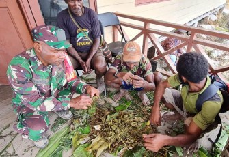 Babinsa Koramil Jila saat komsos bersama Masyarakat Jila  