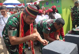 Kasad Jenderal TNI Maruli Simanjuntak, M.Sc., saat membasuh muka di sumur bor hasil program TNI AD Manunggal Air, Kamis (25/1/2024).