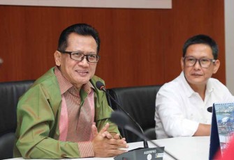 Diplomat Ahli Utama Kemenlu RI, Dr. Sudjatmiko (batik hijau) saat melakukan kunjungan kerja ke BP Batam