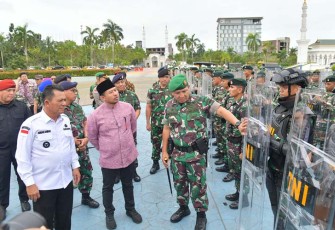 Gubernur Ansar bersama Danrem 033/WP saat Cek Kesiapan Pasukan untuk Pengamanan Pemilu 2024