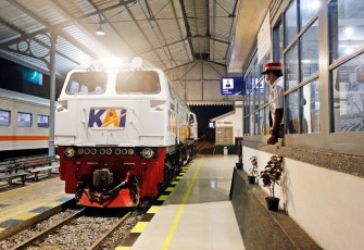 Ilustrasi rangkaian kereta api di stasiun pemberhentian 