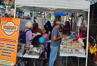 Pendamping WUB Kelurahan Beji Timur. Gerai Kue Subuh Juara yang berlokasi di Kelurahan Beji Timur diserbu pembeli, Senin (25/11)